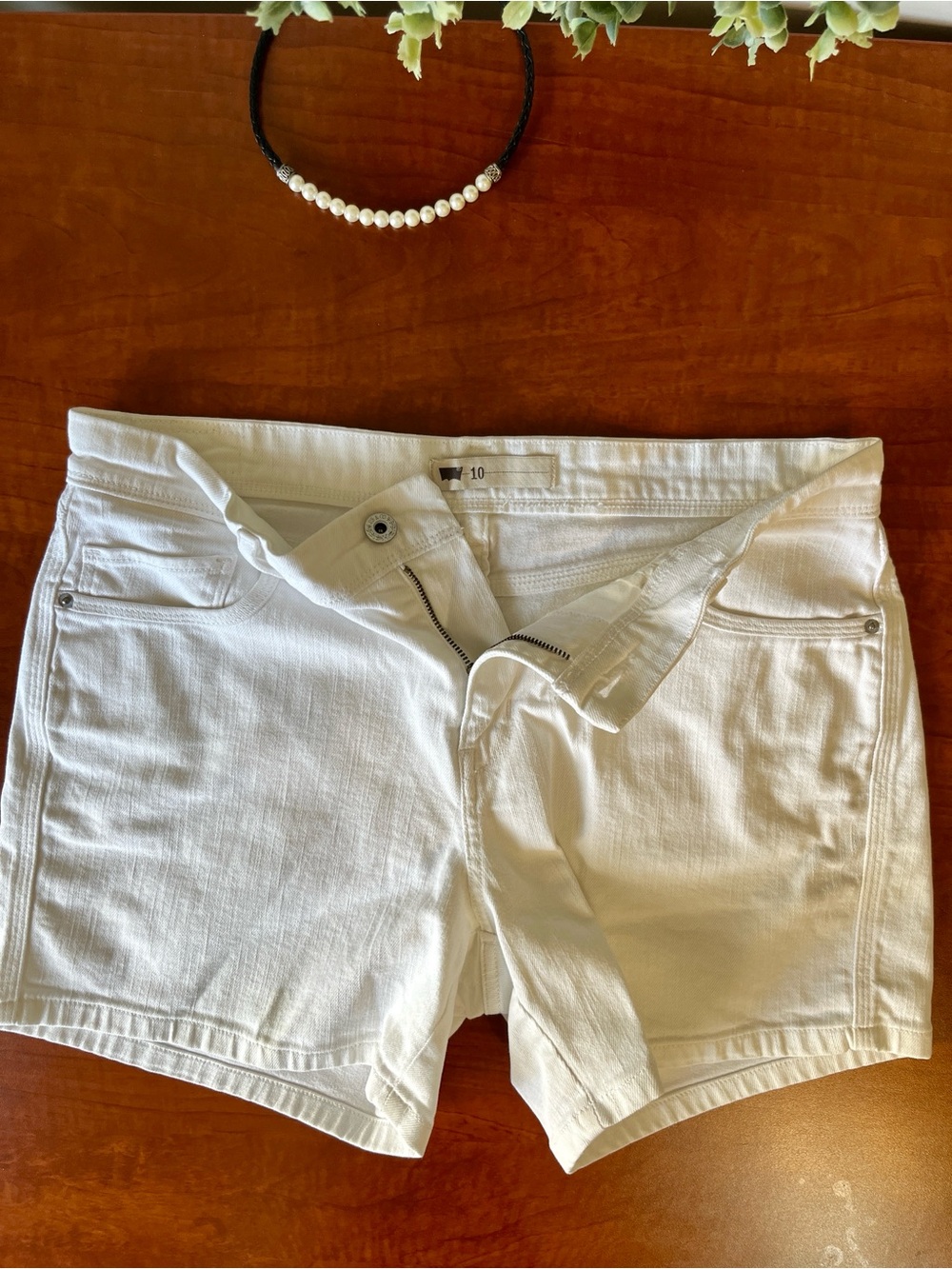 Levi's Classy 4” White Denim Shorts Classic Back Pockets